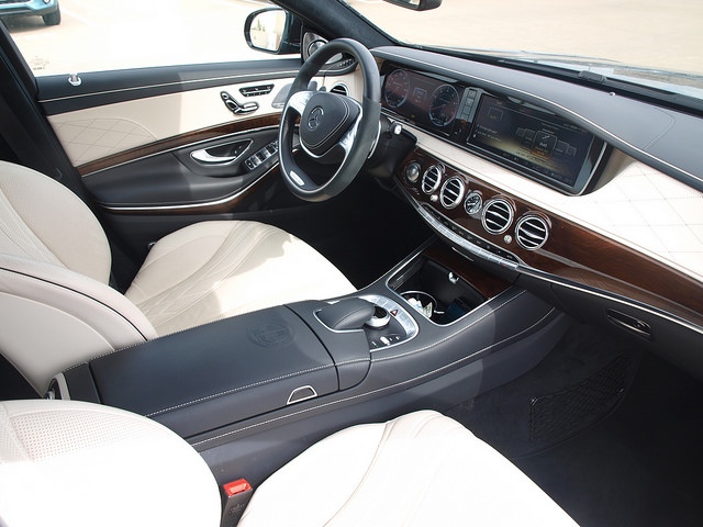 2014-mercedes-benz-S63-amg-interior-passenger-side