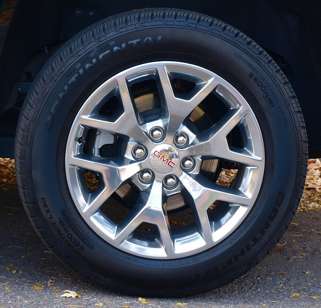 2015-GMC-Yukon-SLT-tire
