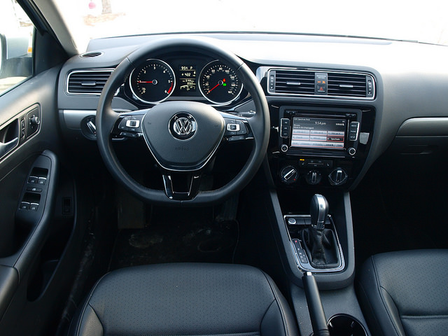 2015-Volkswagen-Jetta-SE-TDI-interior-instrument-panel