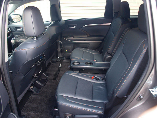 2015-toyota-highlander-hybrid-limited-rear-seats