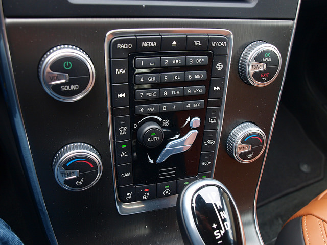 2015-5-Volvo-S60-T6-Drive-E-controls